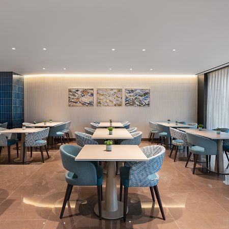 Hotel Eurostars Aliados Porto Exterior foto The lounge at the airport