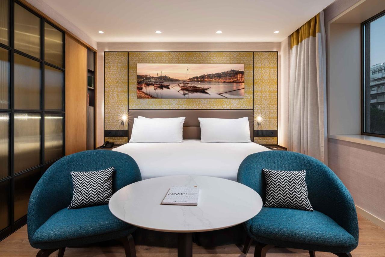 Hotel Eurostars Aliados Porto Exterior foto A room at the hotel