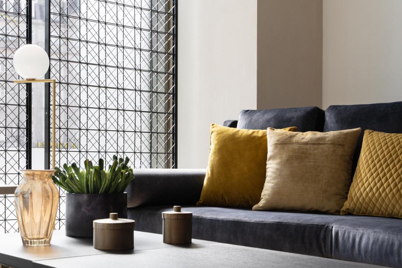 Hotel Eurostars Aliados Porto Exterior foto A sofa with cushions
