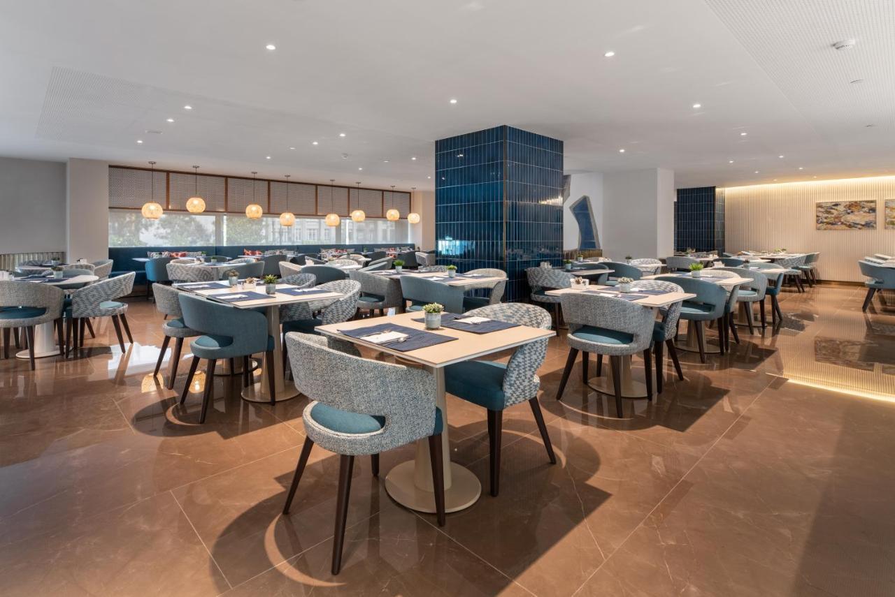 Hotel Eurostars Aliados Porto Exterior foto The lounge at London Heathrow Airport