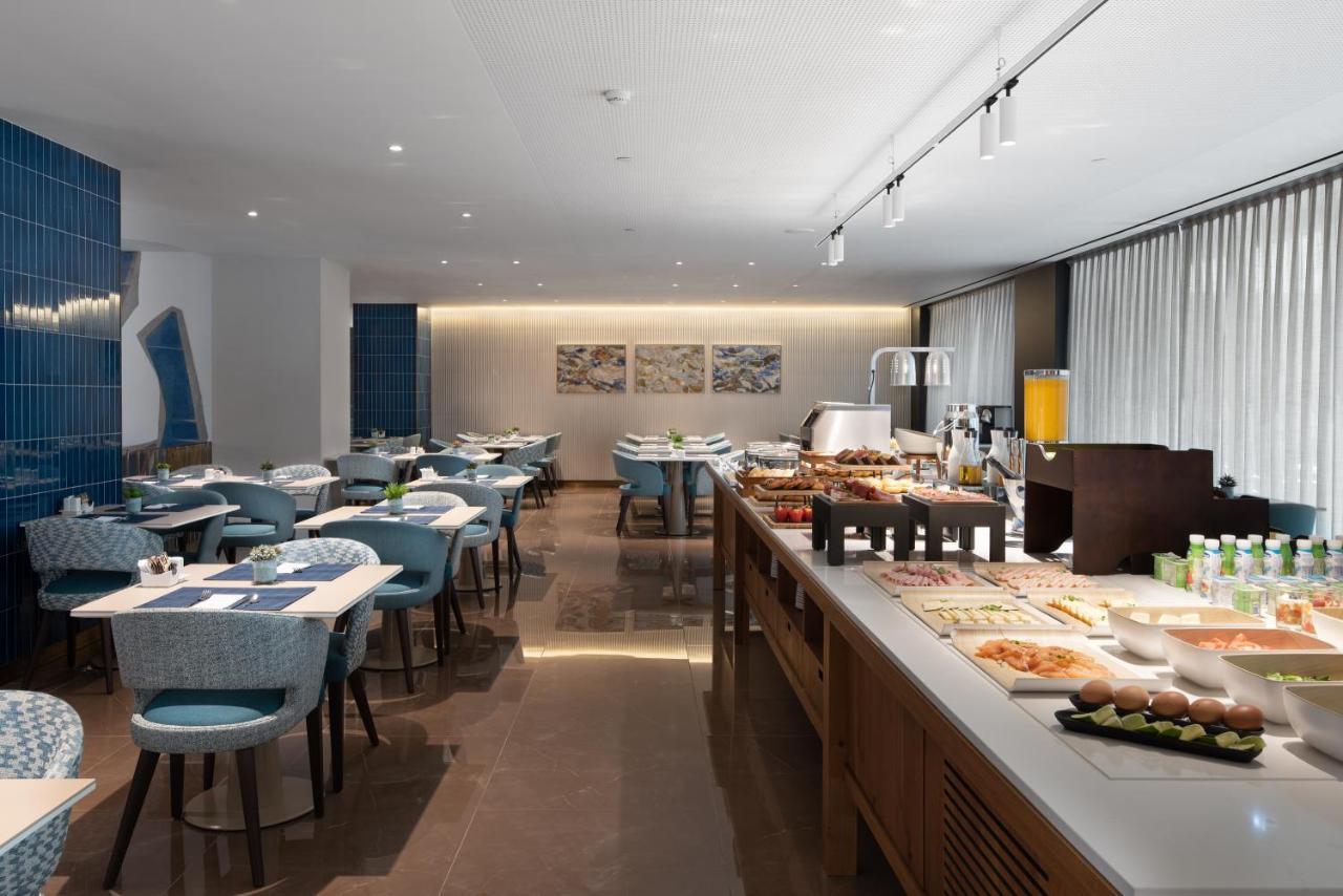 Hotel Eurostars Aliados Porto Exterior foto The lounge at the airport