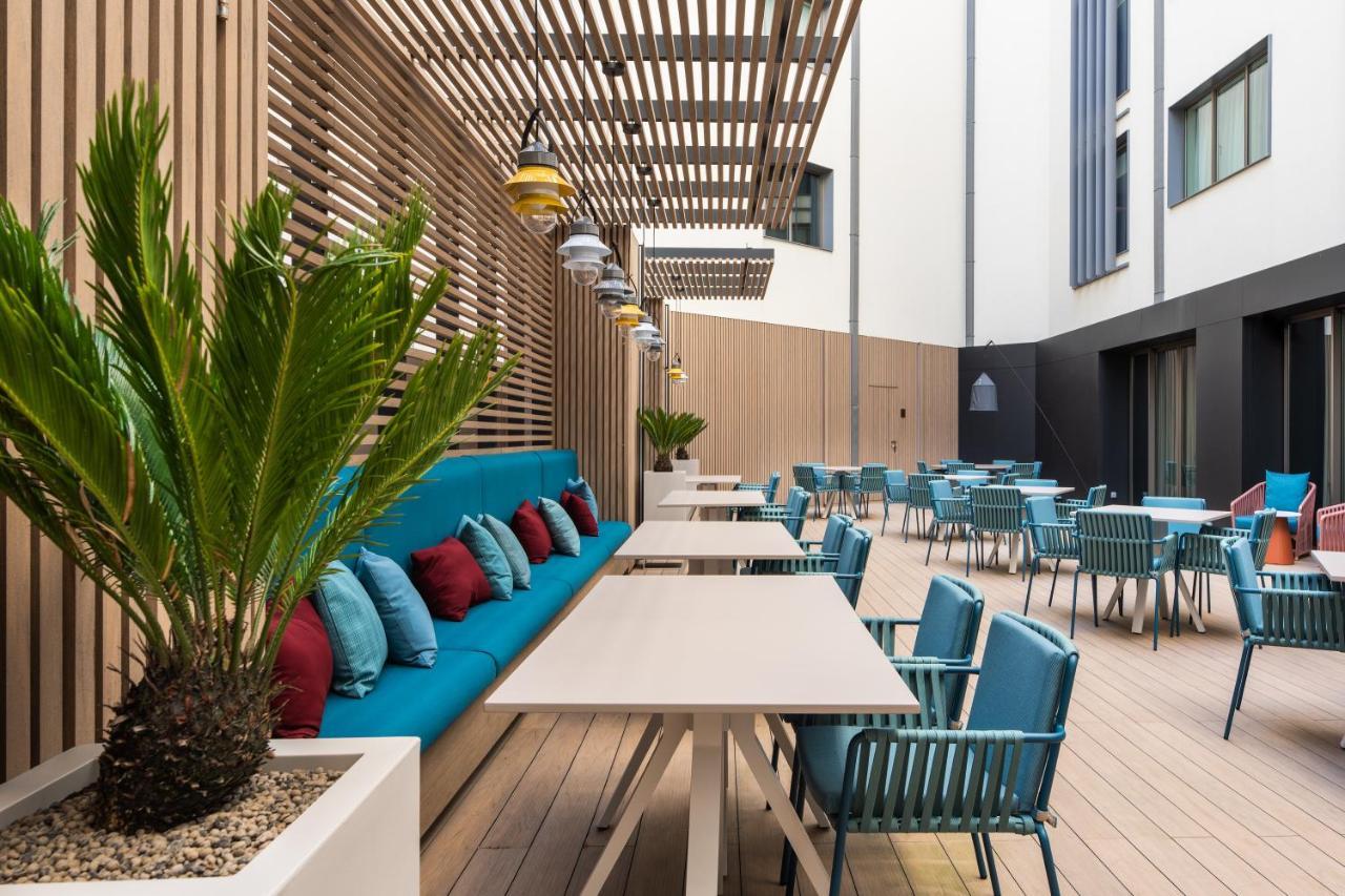 Hotel Eurostars Aliados Porto Exterior foto The courtyard at the new building