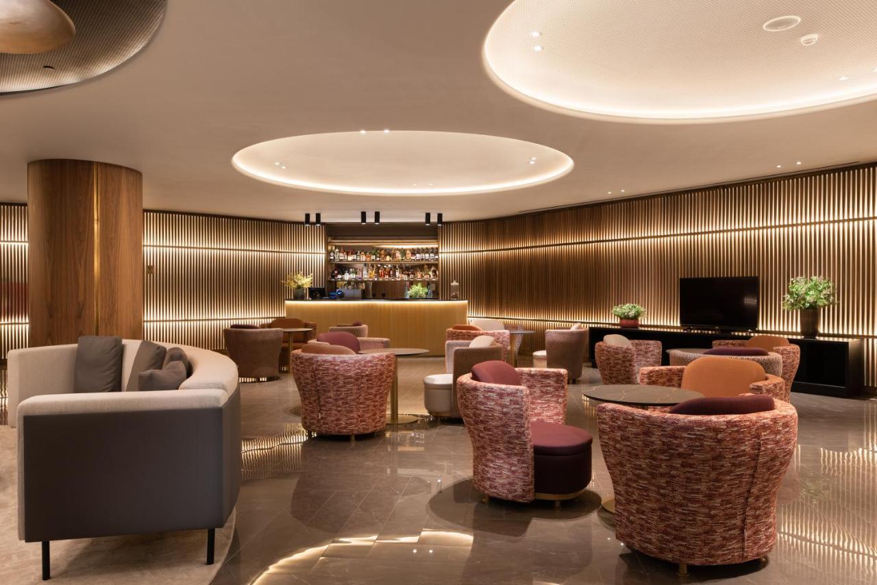Hotel Eurostars Aliados Porto Exterior foto The lounge at the airport