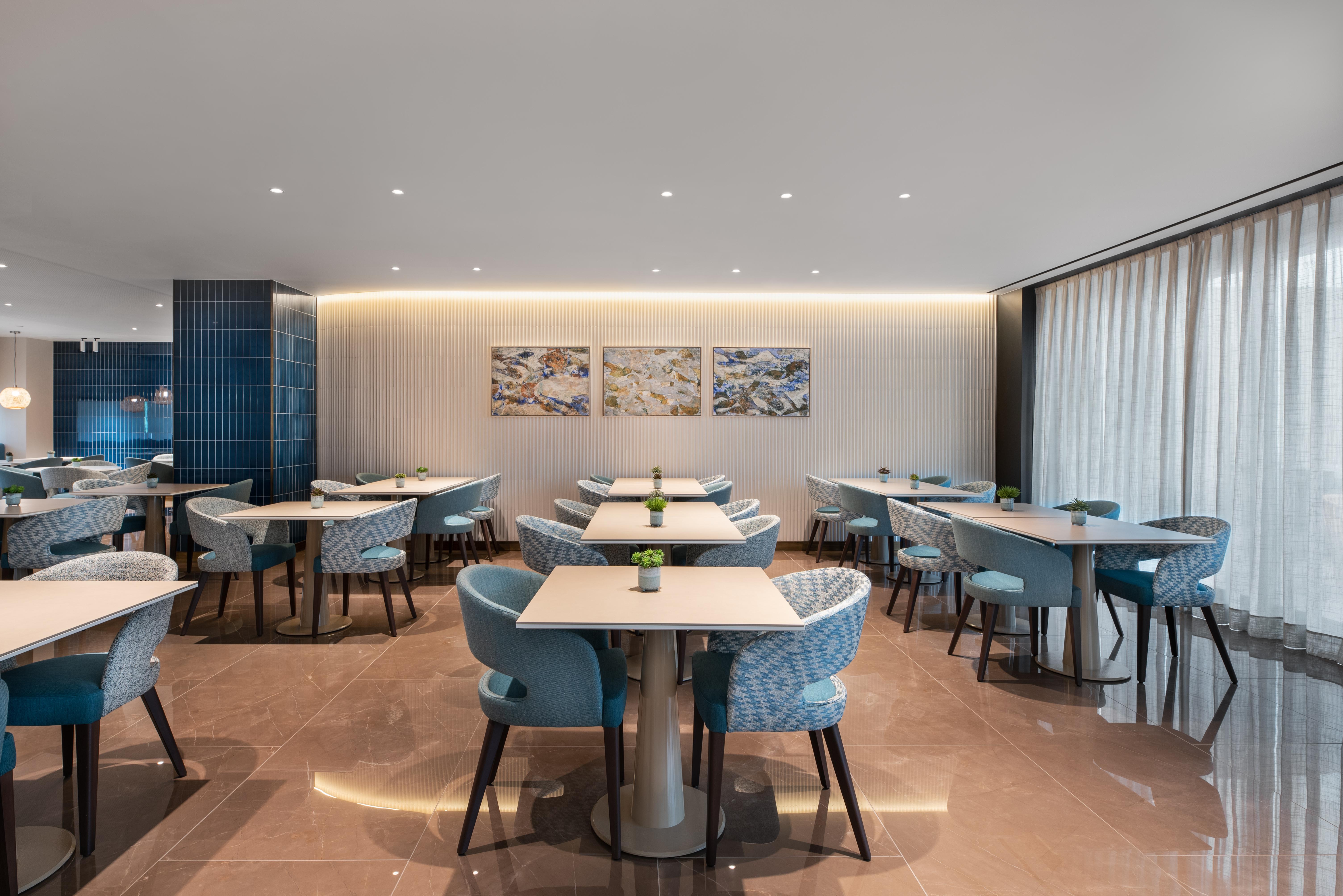 Hotel Eurostars Aliados Porto Exterior foto The lounge at the airport