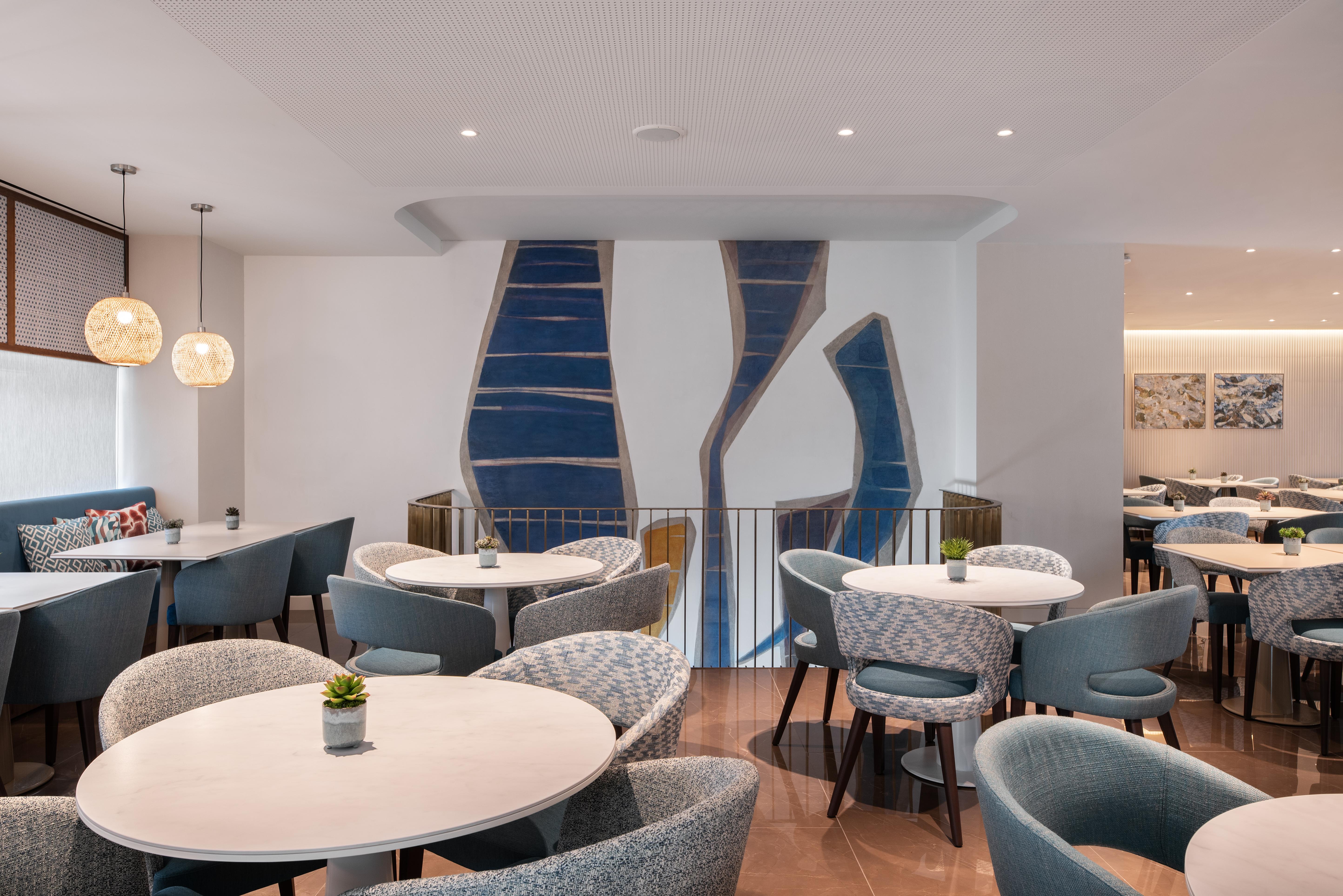 Hotel Eurostars Aliados Porto Exterior foto The lounge at the airport