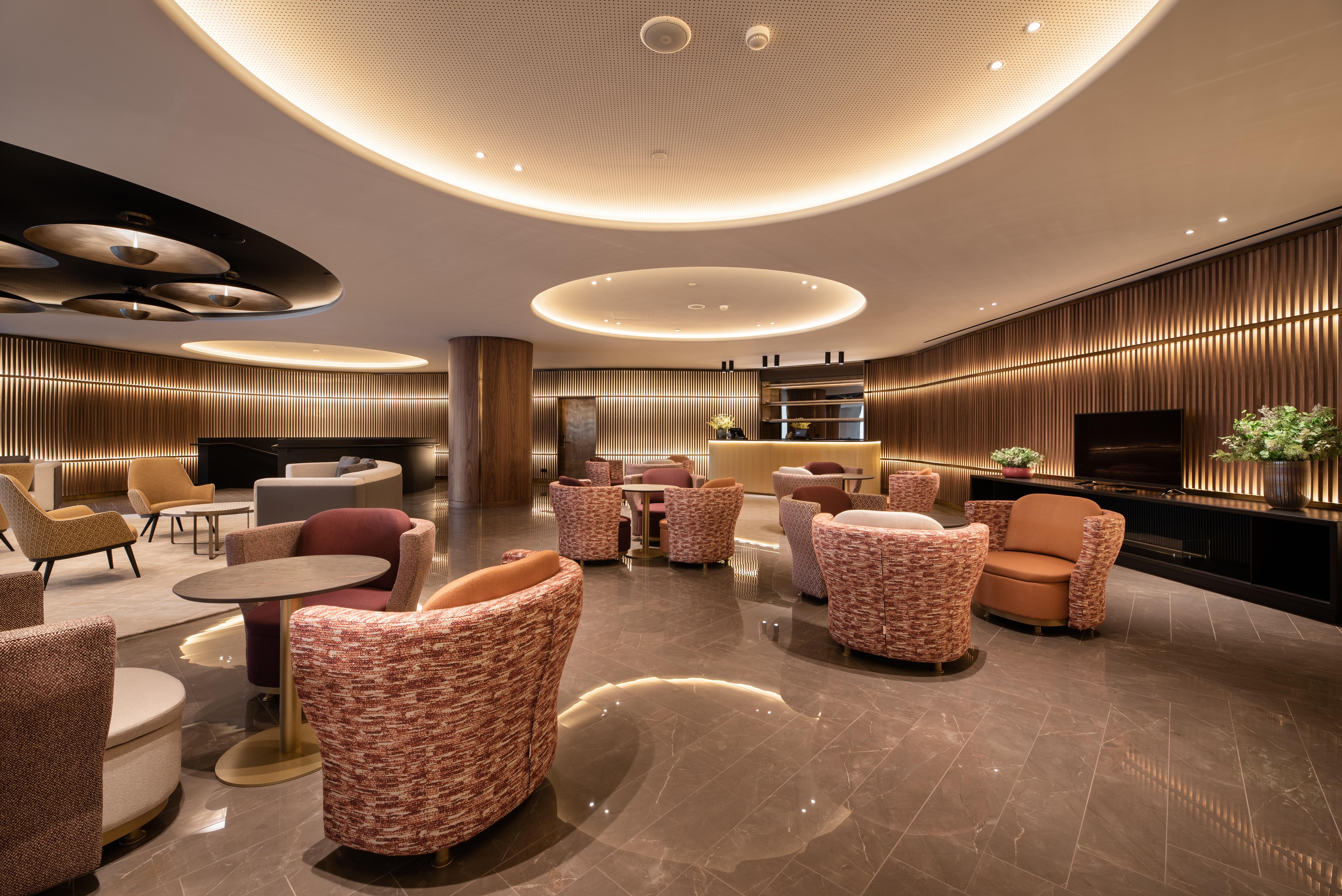 Hotel Eurostars Aliados Porto Exterior foto The lounge at Hong Kong International Airport